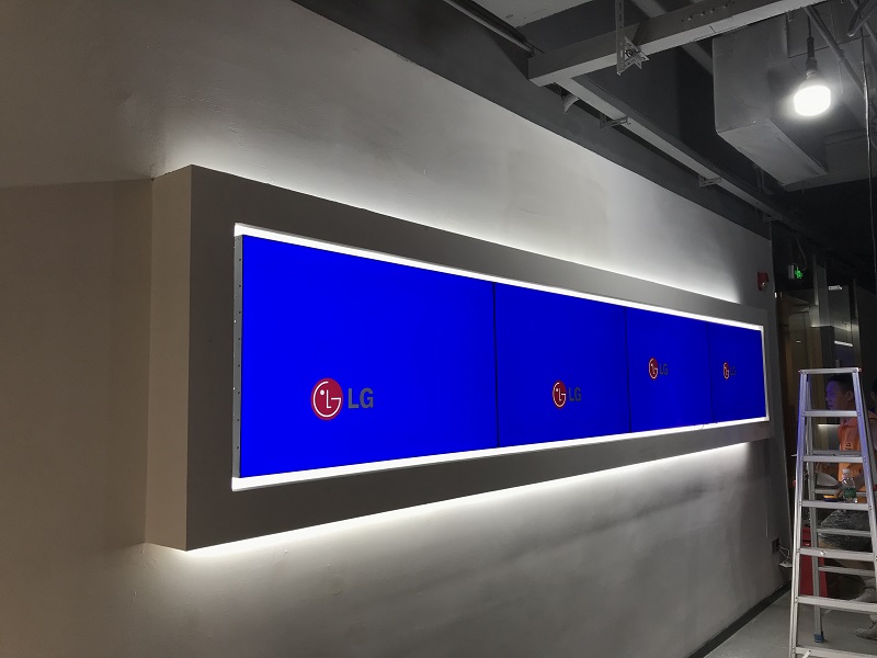 深圳龙岗区创投大厦大厅展示LG49寸1X4拼接屏案例展示